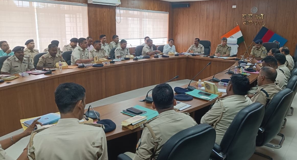 दुर्गापूजा से छठ तक लोहरदगा में पुलिस का पहरा सख्त, बढ़ेगी रात की गश्ती, एसपी सादिक अनवर रिजवी ने त्योहारों से पहले कसी पुलिस की कमर 5 WhatsApp Image 2026 09 08 at 6.58.54 PM