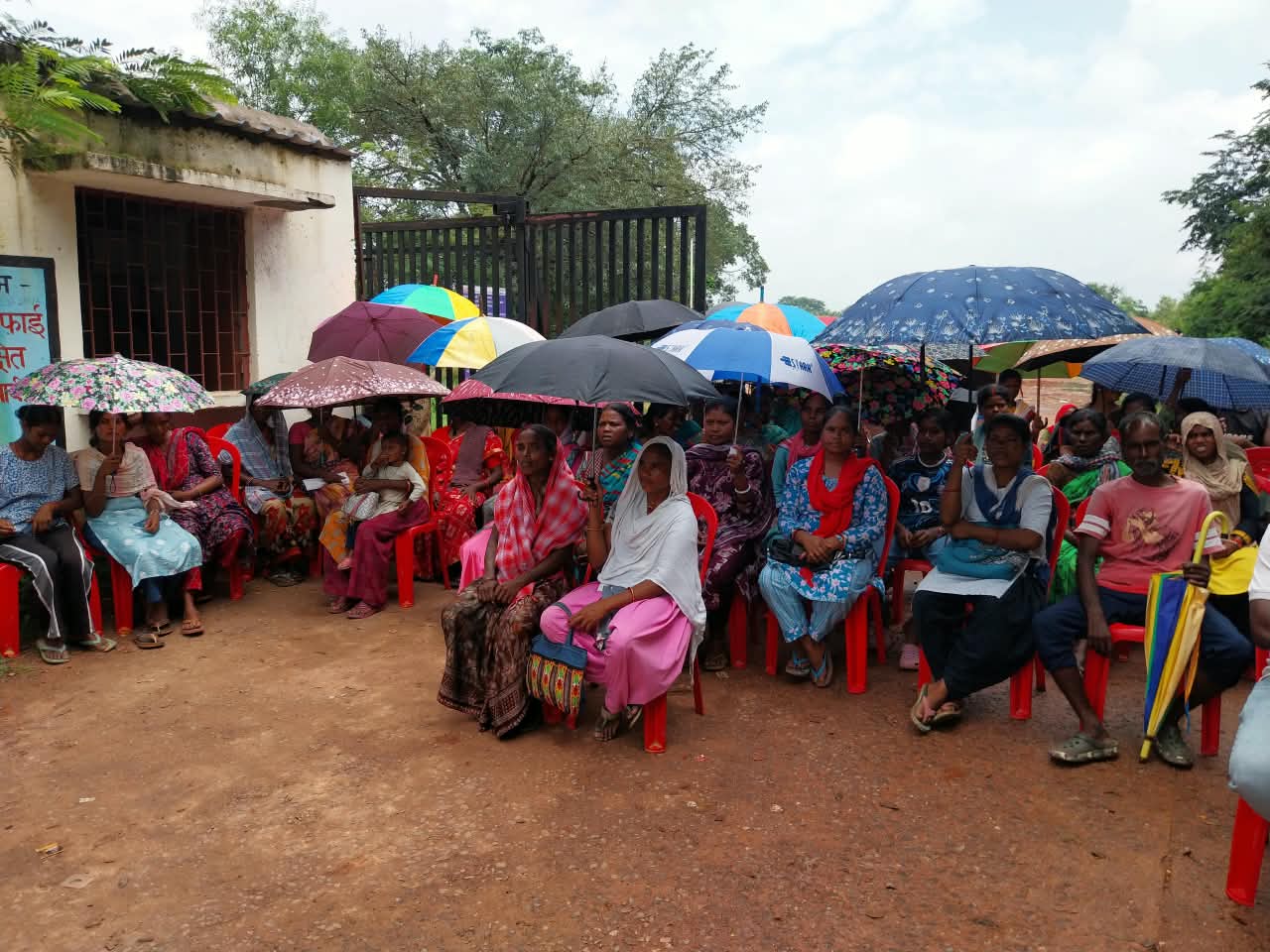 हिंडालको के खिलाफ मजदूरों का प्रदर्शन, बक्साइट डंपिंग यार्ड चालू करने की मांग 2 WhatsApp Image 2026 09 09 at 12.58.11 PM