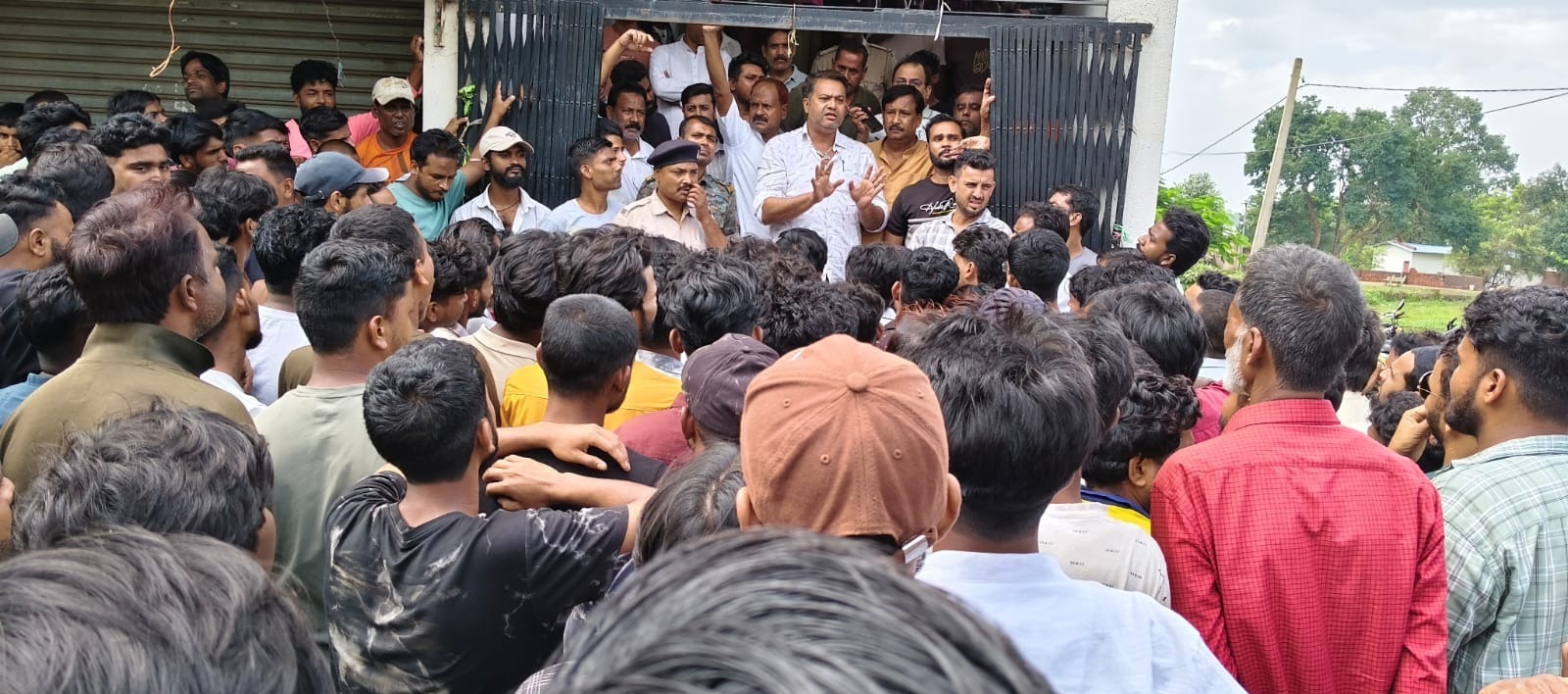 लोहरदगा में जामा मस्जिद और बाबा दुखन शाह के मजार में कथित तोड़फोड़ से उबाल, युवक हिरासत में, साजिश के आरोप ने बढ़ाई चिंता 2 WhatsApp Image 2026 09 09 at 6.58.58 PM