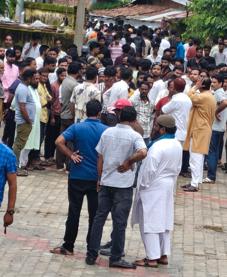 लोहरदगा में जामा मस्जिद और बाबा दुखन शाह के मजार में कथित तोड़फोड़ से उबाल, युवक हिरासत में, साजिश के आरोप ने बढ़ाई चिंता 5 WhatsApp Image 2026 09 09 at 6.58.59