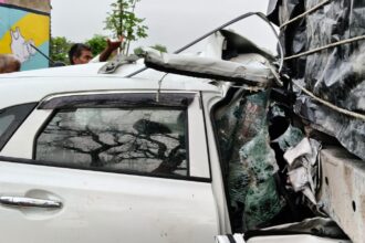 चतरा के किशुनपुर मोहल्ला में खड़े ट्रक से टकराई कार, युवक की मौत, दो गंभीर