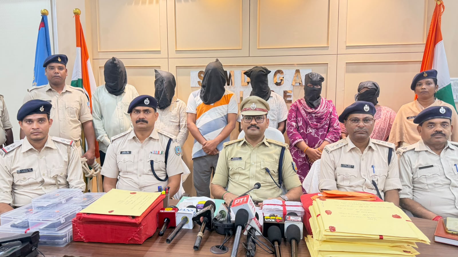 सिमडेगा में नौकरी के नाम पर 6 करोड़ की ठगी का खुलासा, छह गिरफ्तार, फर्जी NGO के जरिए बिछाया था जाल 1 WhatsApp Image 2026 09 10 at 11.02.42