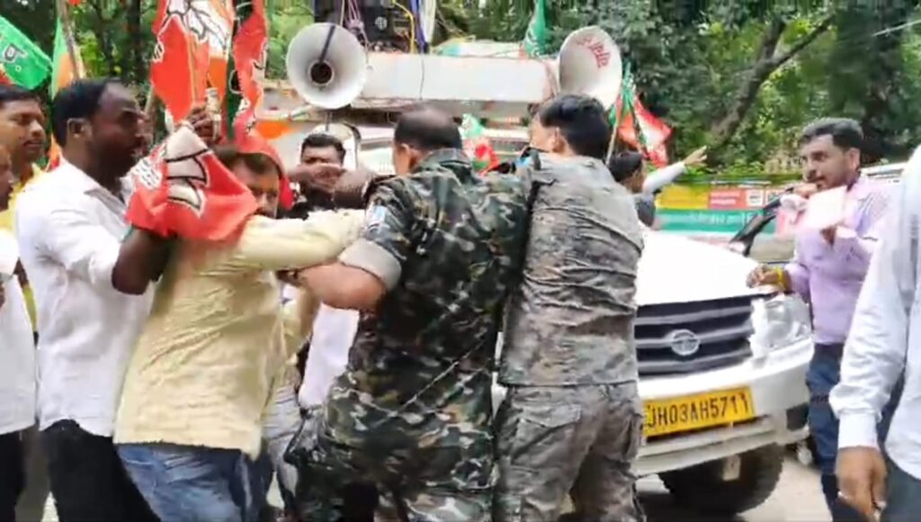 लातेहार में JPSC-JSSC परीक्षाओं में कथित गड़बड़ी की CBI से जांच कराने की मांग पर BJP की रैली में बवाल, पुलिस से धक्का-मुक्की