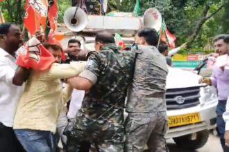 लातेहार में JPSC-JSSC परीक्षाओं में कथित गड़बड़ी की CBI से जांच कराने की मांग पर BJP की रैली में बवाल, पुलिस से धक्का-मुक्की