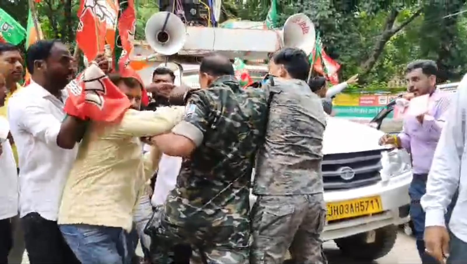 लातेहार में JPSC-JSSC परीक्षाओं में कथित गड़बड़ी की CBI से जांच कराने की मांग पर BJP की रैली में बवाल, पुलिस से धक्का-मुक्की