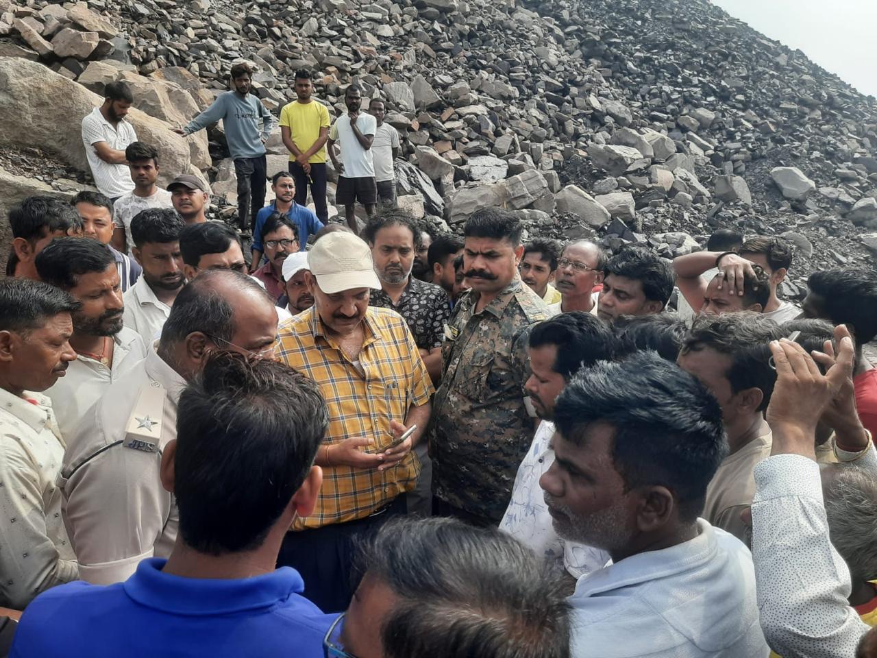 धनबाद के कतरास में अज्ञात वाहन की चपेट में आने से वृद्ध की मौत, विरोध में सड़क जाम 1 WhatsApp Image 2026 09 12 at 10.41.02 AM