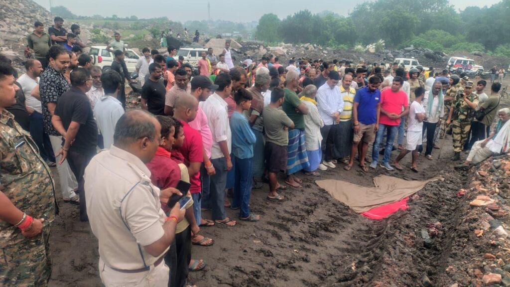 धनबाद के कतरास में अज्ञात वाहन की चपेट में आने से वृद्ध की मौत, विरोध में सड़क जाम
