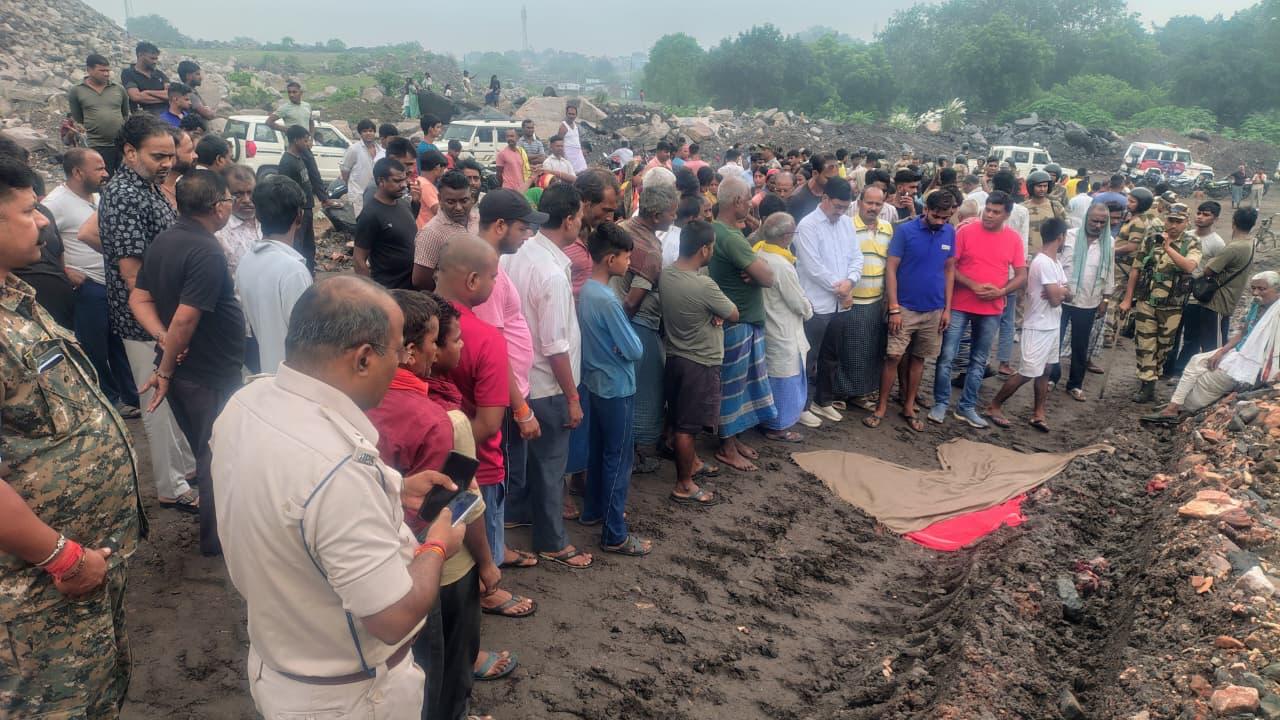 धनबाद के कतरास में अज्ञात वाहन की चपेट में आने से वृद्ध की मौत, विरोध में सड़क जाम