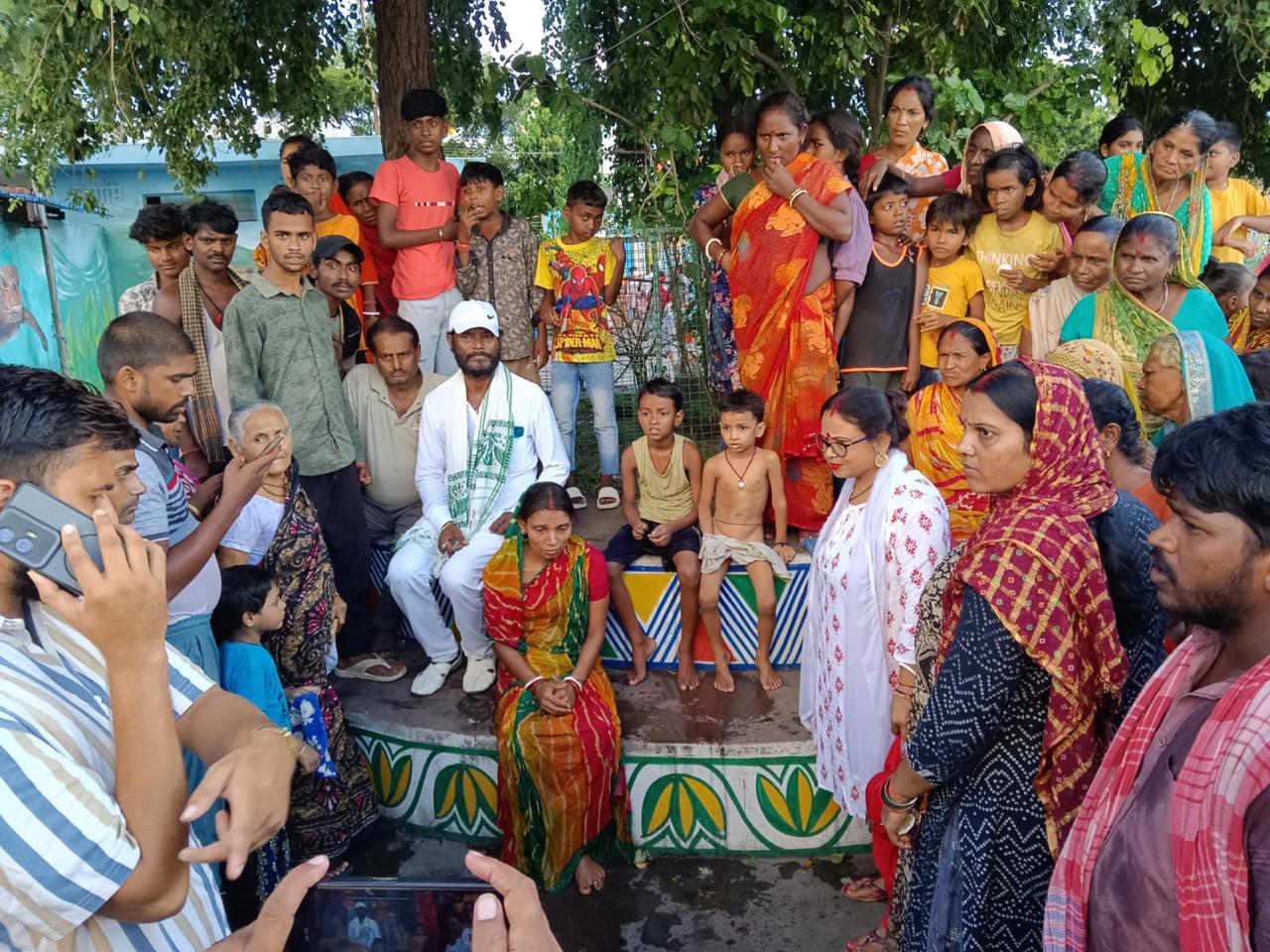 साहिबगंज गंगा नदी में दो बच्चों को लेकर महिला कूदी, लोगों ने बचाया