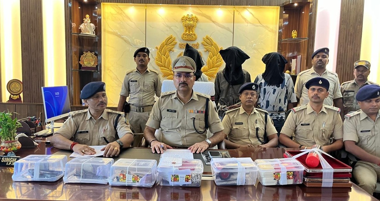 पाकुड़ में ज्वेलरी दुकान लूटकांड का 10 दिन में खुलासा, तीन अपराधी हथियार के साथ गिरफ्तार