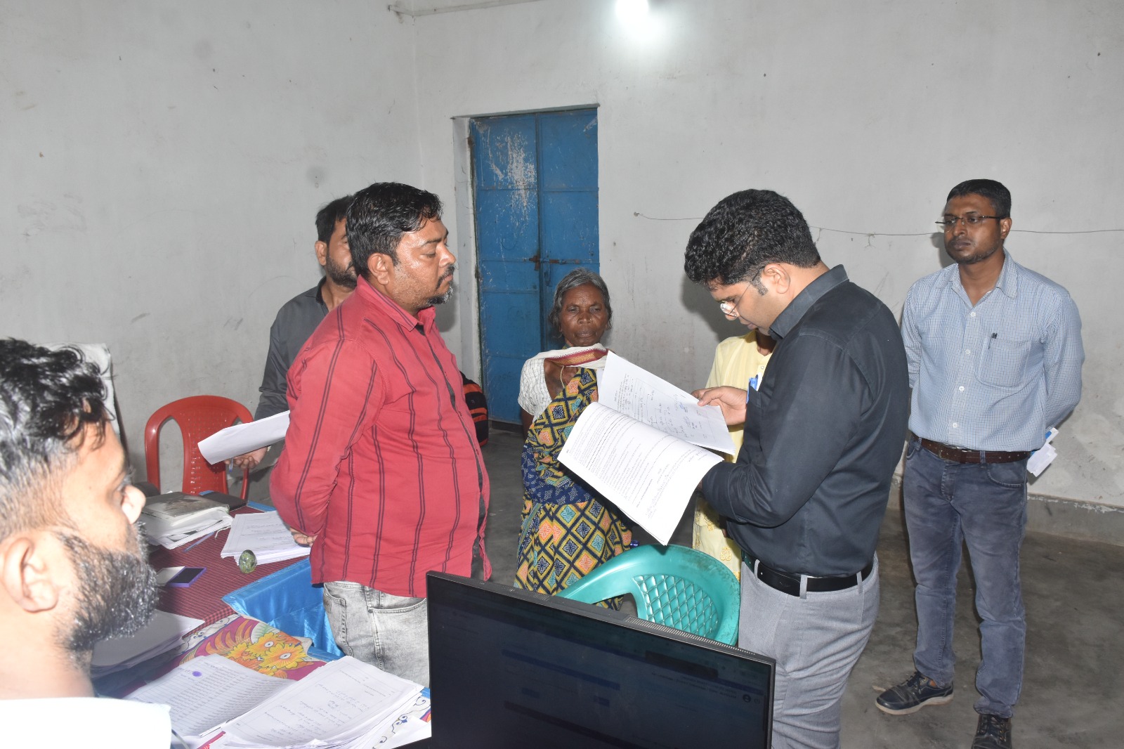 SIR 2026 : दावा-आपत्ति की सुनवाई प्रक्रिया का लोहरदगा DC ने किया निरीक्षण, निर्धारित तिथि- समय एवं स्थान पर सुनवाई पूरी करने का दिया निर्देश 1 WhatsApp Image 2026 09 12 at 6.27.31 PM