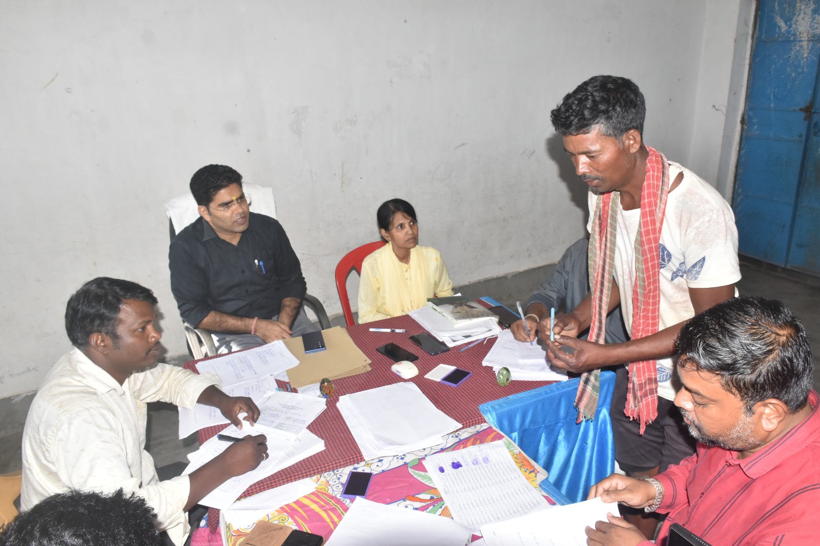 SIR 2026 : दावा-आपत्ति की सुनवाई प्रक्रिया का लोहरदगा DC ने किया निरीक्षण, निर्धारित तिथि- समय एवं स्थान पर सुनवाई पूरी करने का दिया निर्देश 2 WhatsApp Image 2026 09 12 at 6.27.32 PM