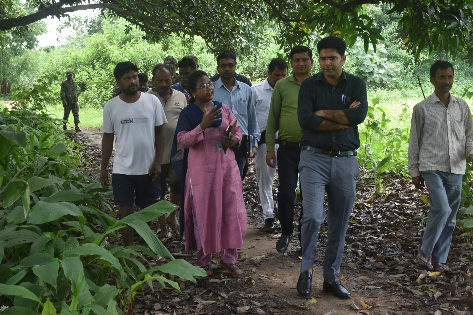 लोहरदगा उपायुक्त ने सेन्हा व भंडरा प्रखंड में कृषि एवं मत्स्य विभाग की योजनाओं का किया निरीक्षण, किसानों से लिया फीडबैक 1 WhatsApp Image 2026 09 12 at 6
