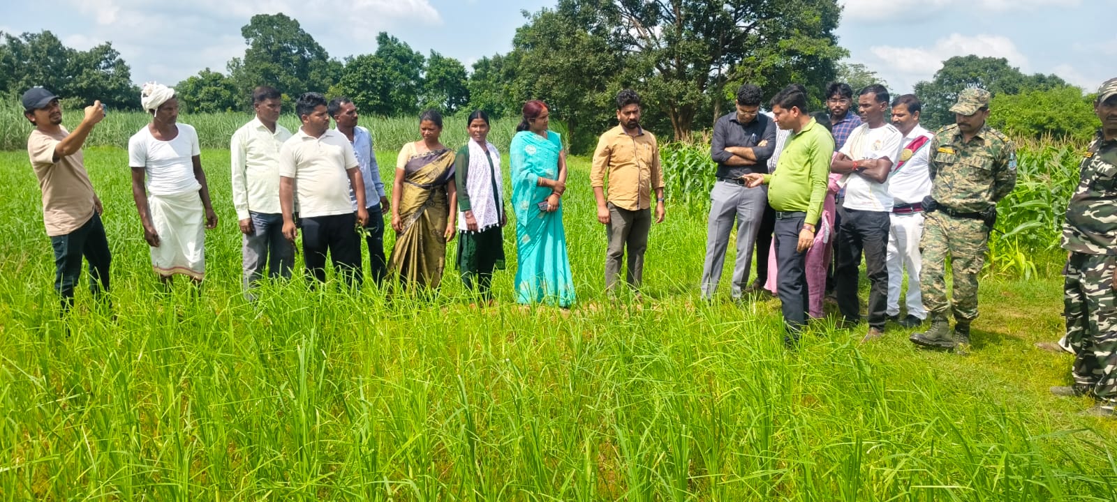 लोहरदगा उपायुक्त ने सेन्हा व भंडरा प्रखंड में कृषि एवं मत्स्य विभाग की योजनाओं का किया निरीक्षण, किसानों से लिया फीडबैक 7 WhatsApp Image 2026 09 12 at 8.24.33 P