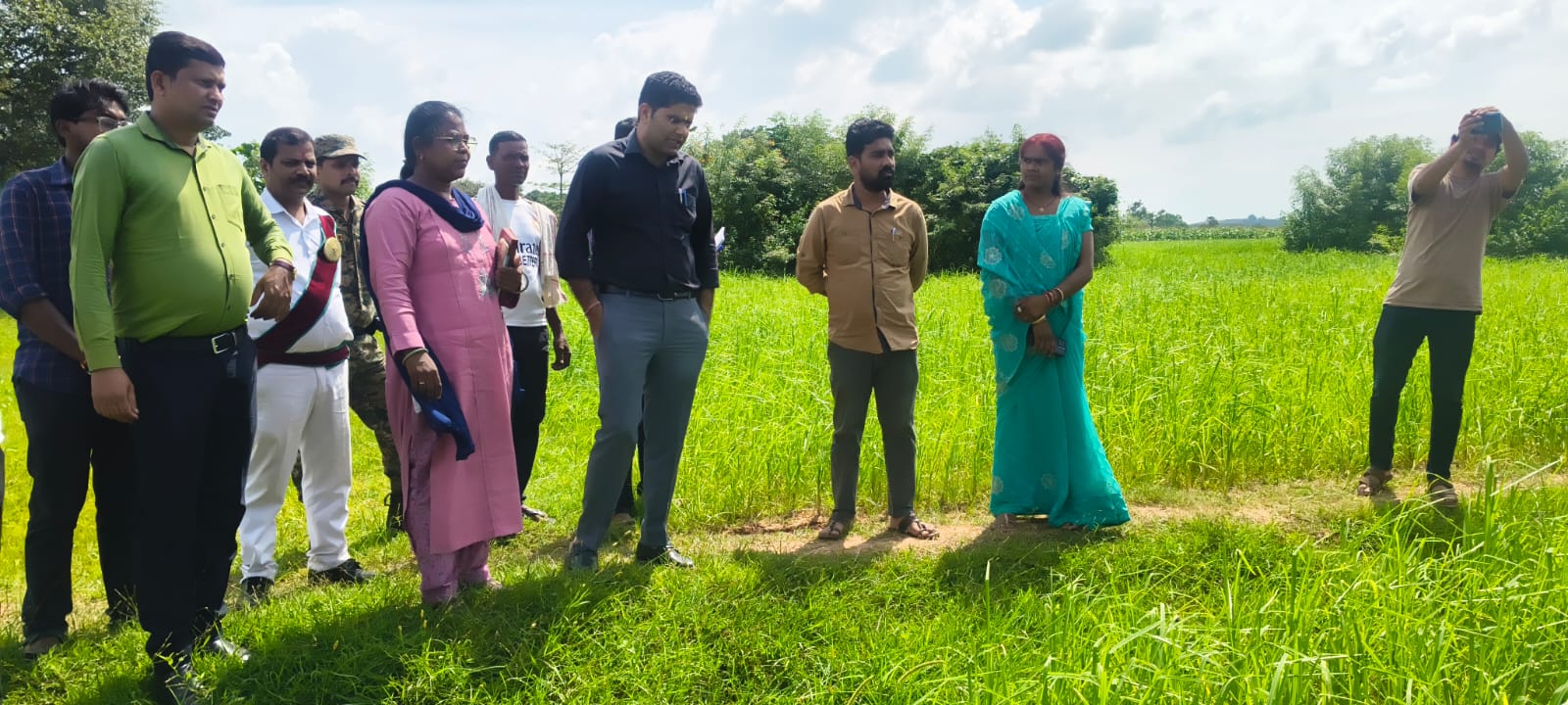 लोहरदगा उपायुक्त ने सेन्हा व भंडरा प्रखंड में कृषि एवं मत्स्य विभाग की योजनाओं का किया निरीक्षण, किसानों से लिया फीडबैक 8 WhatsApp Image 2026 09 12 at 8.24.33 PM