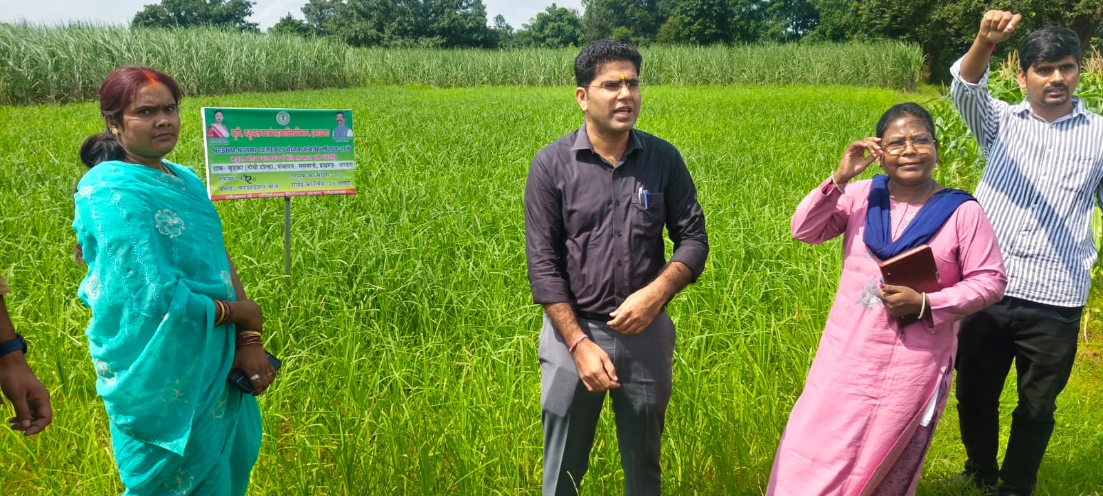 लोहरदगा उपायुक्त ने सेन्हा व भंडरा प्रखंड में कृषि एवं मत्स्य विभाग की योजनाओं का किया निरीक्षण, किसानों से लिया फीडबैक 9 WhatsApp Image 2026 09 12 at 8.24.34 PM