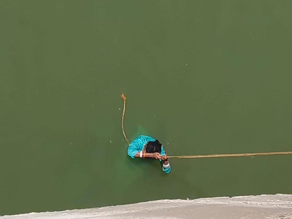 दुमका में पति-पत्नी के विवाद में पत्नी ने सेल्फी ब्रीज से लगाई छलांग, मछुआरों ने महिला की बचाई जान