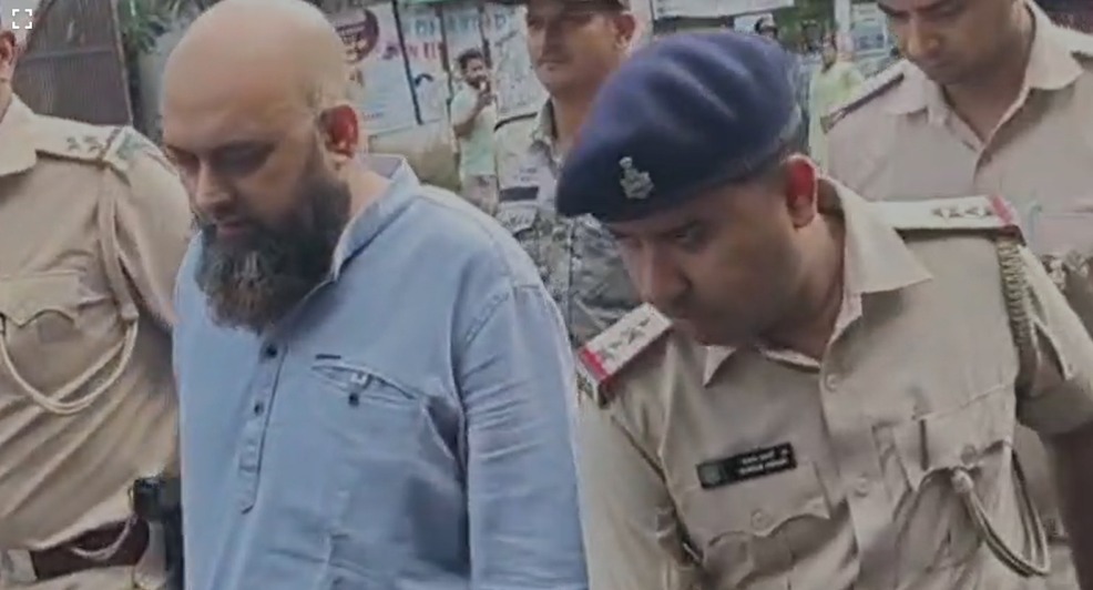 गैंगस्टर प्रिंस खान के भाई बंटी खान की पुलिस ने कराई पैदल परेड, भेजा गया जेल