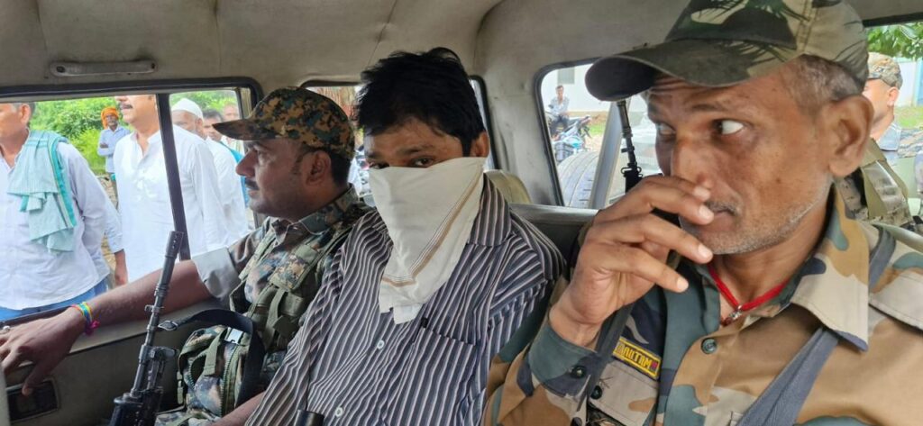 चतरा में ACB ने घूस लेते राजस्व कर्मी सतीश कुमार को किया गिरफ्तार, म्यूटेशन के नाम पर ले रहा था रिश्वत