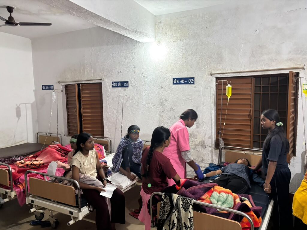 गुमला के कस्तूरबा विद्यालय में वायरल फीवर से 70 छात्राएं बीमार, अस्पताल में कराया गया भर्ती