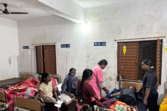 गुमला के कस्तूरबा विद्यालय में वायरल फीवर से 70 छात्राएं बीमार, अस्पताल में कराया गया भर्ती