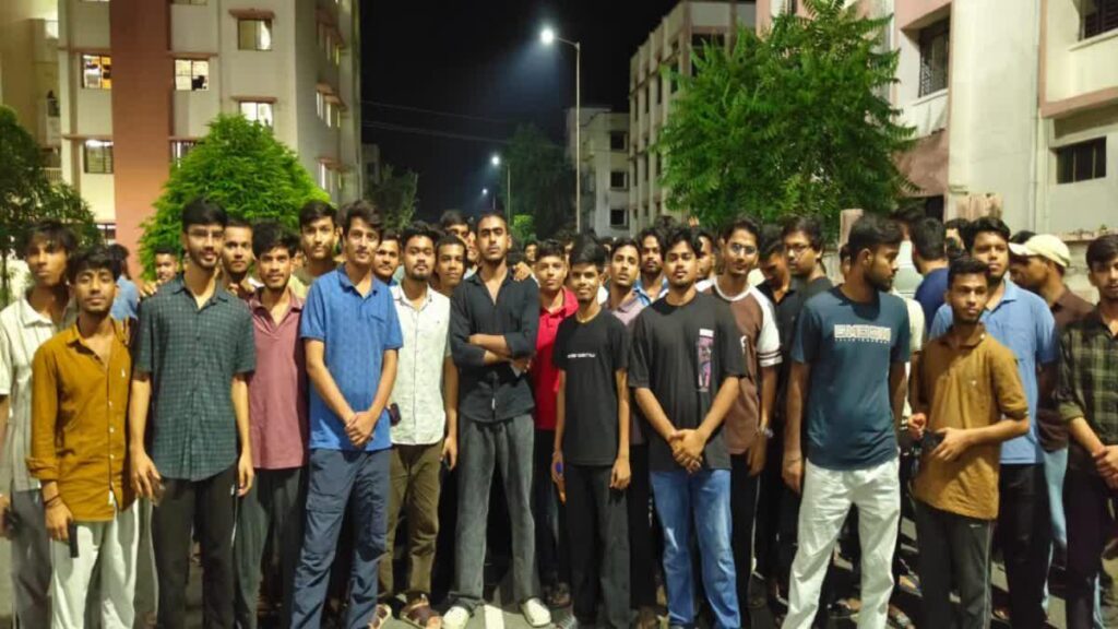 पलामू में लेस्लीगंज इंजीनियर कॉलेज में छात्रों का हंगामा, मेस संचालक पर गुणवत्ताहीन भोजन और मिलावट का आरोप, फूड सेफ्टी टीम ने सैंपल को किया जब्त