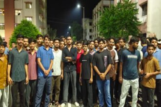 पलामू में लेस्लीगंज इंजीनियर कॉलेज में छात्रों का हंगामा, मेस संचालक पर गुणवत्ताहीन भोजन और मिलावट का आरोप, फूड सेफ्टी टीम ने सैंपल को किया जब्त