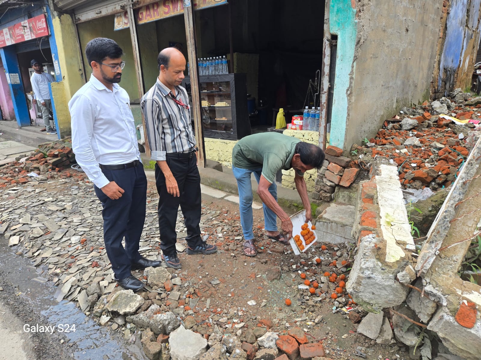 लोहरदगा में खाद्य सुरक्षा विभाग की टीम ने चलाया छापेमारी अभियान, फूड लाइसेंस के लिए जारी किया नोटिस, जुर्माना भी वसूला 2 WhatsApp Image 2026 09 18 at 4.47.37 PM