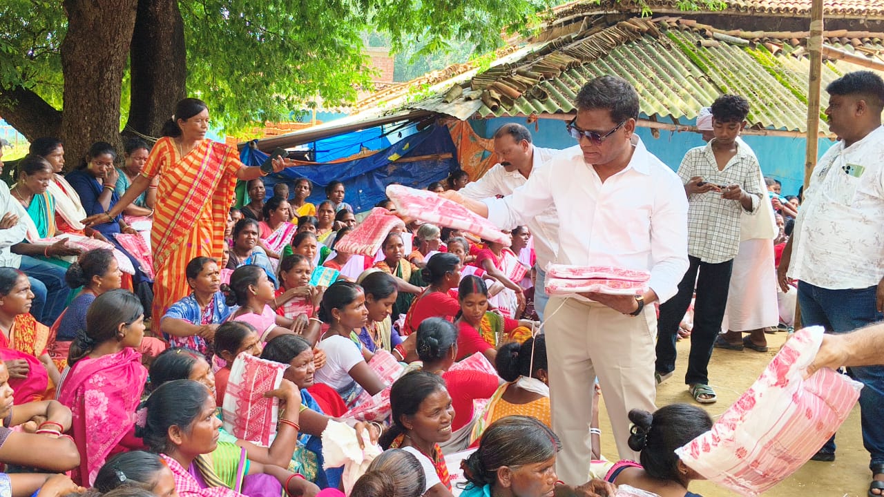 करम पर्व के पावन अवसर पर लोहरदगा कांग्रेस जिलाध्यक्ष सुखैर भगत ने आदिवासी माता-बहनों के बीच सांस्कृतिक साड़ियों का वितरण किया