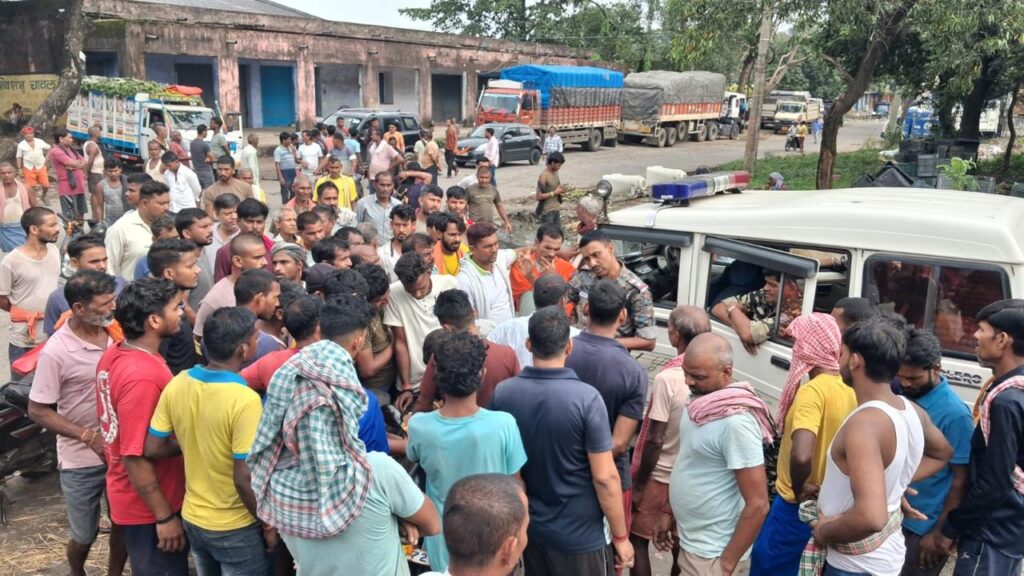 धनबाद के बाजार समिति ने पिकअप वैन ने मजदूर को कुचला, इलाज के दौरान अस्पताल में मौत, नाराज लोगों ने मुआवजा को लेकर किया सड़क जाम