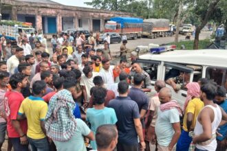धनबाद के बाजार समिति ने पिकअप वैन ने मजदूर को कुचला, इलाज के दौरान अस्पताल में मौत, नाराज लोगों ने मुआवजा को लेकर किया सड़क जाम
