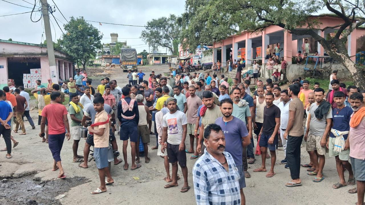 धनबाद के बाजार समिति ने पिकअप वैन ने मजदूर को कुचला, इलाज के दौरान अस्पताल में मौत, नाराज लोगों ने मुआवजा को लेकर किया सड़क जाम 1 WhatsApp Image 2026 09 21 at 10.12.26