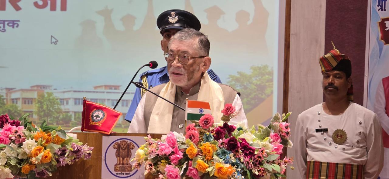 राज्यपाल संतोष गंगवार बाबू दिनेश सिंह विश्वविद्यालय के प्रथम दीक्षांत समारोह में हुए शामिल, छात्रों को संबोधित करते हुए कहा-विकसित भारत के निर्माण में युवाओं की भूमिका अहम