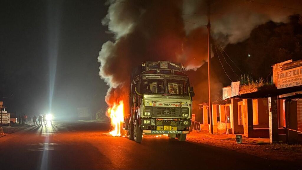रामगढ़ के बरकाकाना में सीमेंट लदी ट्रक में लगी आग, चालक बाल-बाल बचा