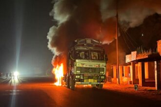 रामगढ़ के बरकाकाना में सीमेंट लदी ट्रक में लगी आग, चालक बाल-बाल बचा