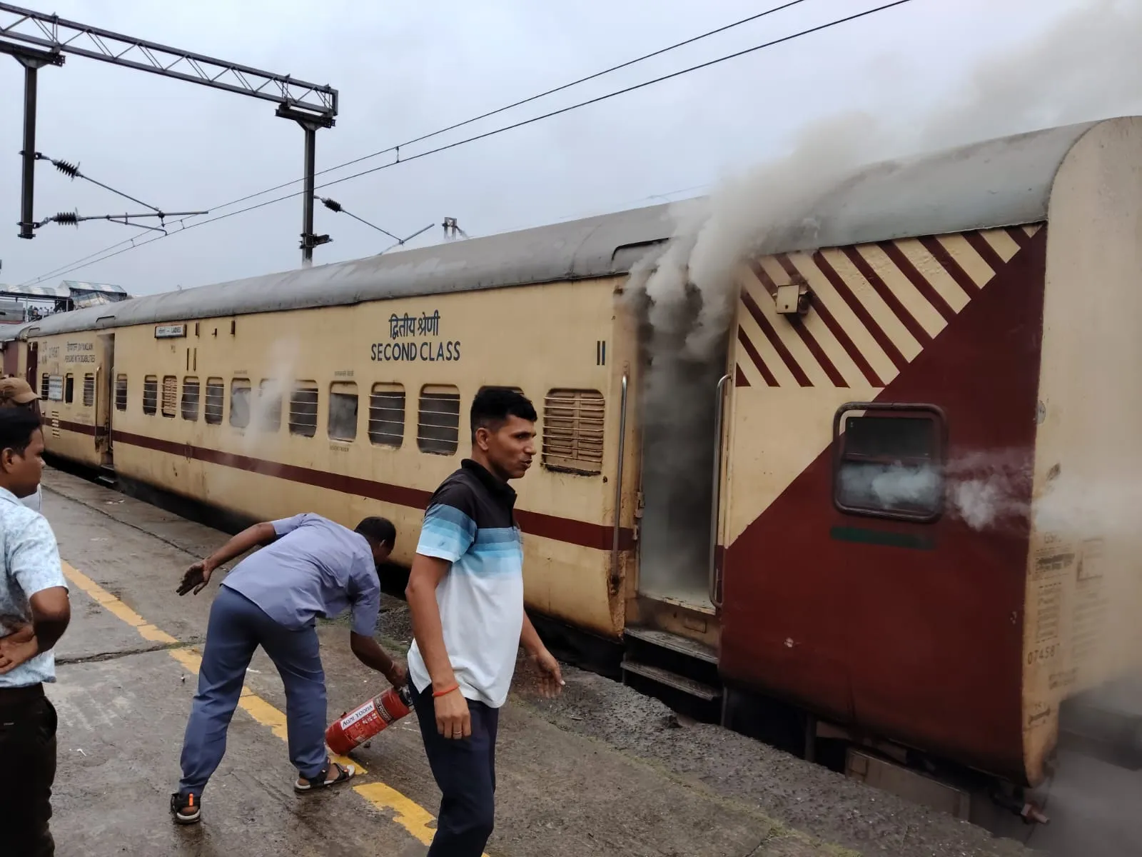 कोडरमा स्टेशन पर पैसेंजर ट्रेन में लगी आग, प्लेटफार्म पर मची अफरातफरी 1 WhatsApp Image 2026 09 24 at 4.20.21 PM 1790247282845