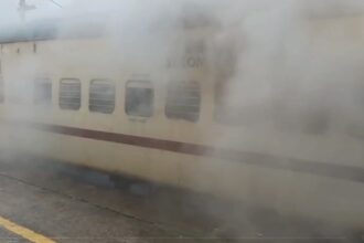 कोडरमा स्टेशन पर पैसेंजर ट्रेन में लगी आग, प्लेटफार्म पर मची अफरातफरी