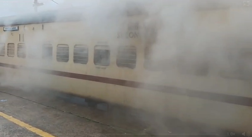 कोडरमा स्टेशन पर पैसेंजर ट्रेन में लगी आग, प्लेटफार्म पर मची अफरातफरी