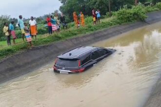 तेज रफ्तार फॉर्च्यूनर कार नहर में गिरी, बोकारो में हुआ हादसा, बाल-बाल बचे दो लोग
