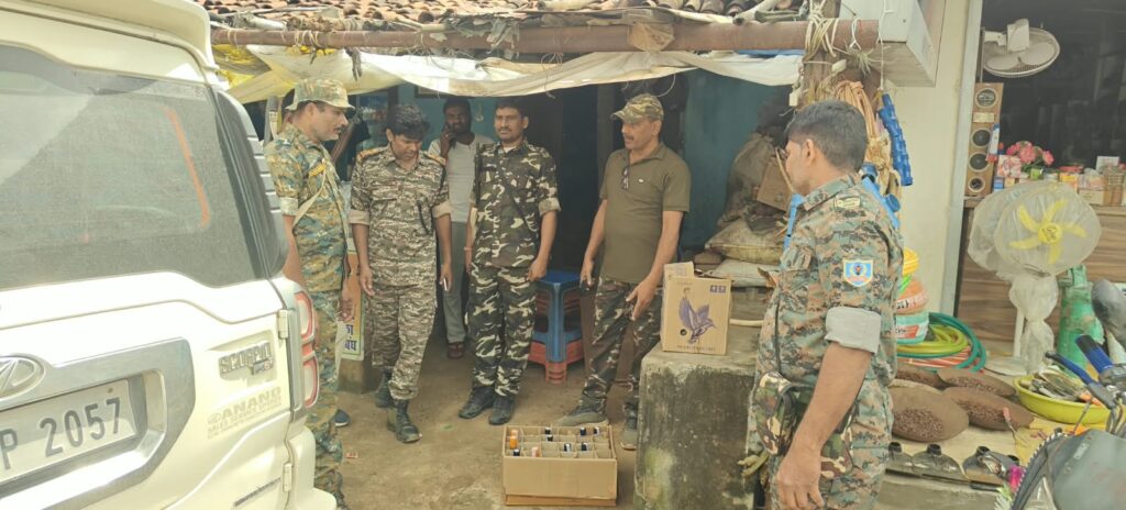 गढ़वा में अवैध अंग्रेजी शराब के ठिकानों पर छापेमारी, एक गिरफ्तार