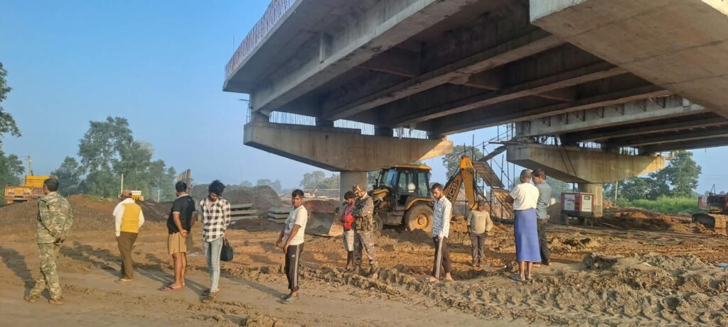 लोहरदगा के फोरलेन निर्माण स्थल पर रोलर में आग लगाने का प्रयास, पुलिस से अपराधियों की मुठभेड़