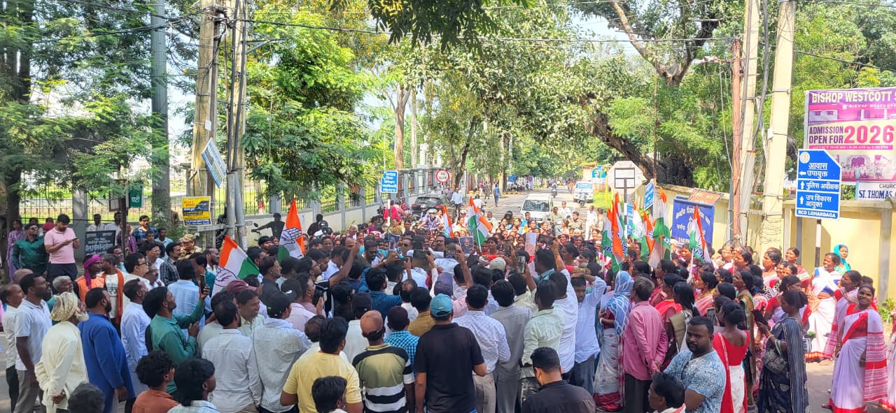 मुख्य चुनाव आयुक्त ज्ञानेश कुमार के इस्तीफे की मांग को लेकर लोहरदगा में कांग्रेस का प्रदर्शन, जिला समाहरणालय तक निकाला पैदल मार्च 3 WhatsApp Image 2026 09 28 at 5.35.28 PM