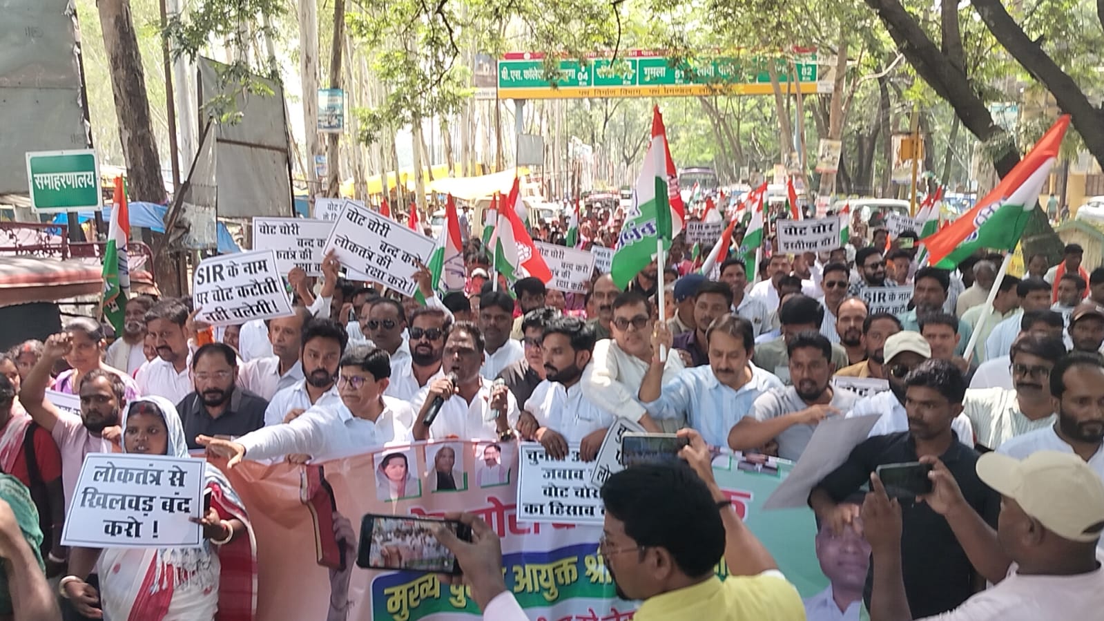 मुख्य चुनाव आयुक्त ज्ञानेश कुमार के इस्तीफे की मांग को लेकर लोहरदगा में कांग्रेस का प्रदर्शन, जिला समाहरणालय तक निकाला पैदल मार्च 2 WhatsApp Image 2026 09 28 at 5.35.31 PM