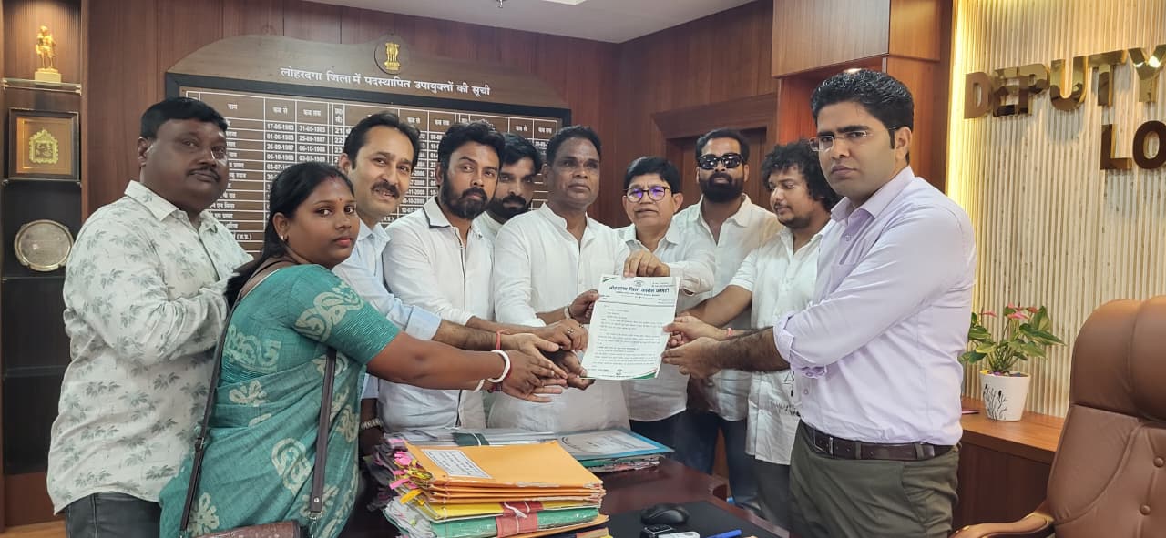 मुख्य चुनाव आयुक्त ज्ञानेश कुमार के इस्तीफे की मांग को लेकर लोहरदगा में कांग्रेस का प्रदर्शन, जिला समाहरणालय तक निकाला पैदल मार्च 1 WhatsApp Image 2026 09 28 at 5.35.32 PM