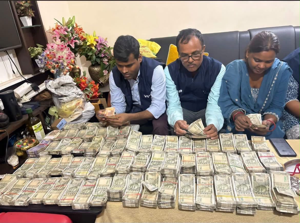 पटना में ADM सप्लाई रविंद्र कुमार दिवाकर और उनकी पत्नी के ठिकानों पर विजलेंस की रेड, भारी मात्रा में कैश और ज्वेलरी की बरामदगी 1 WhatsApp Image 2026 09 28 at 9.02.18 PM