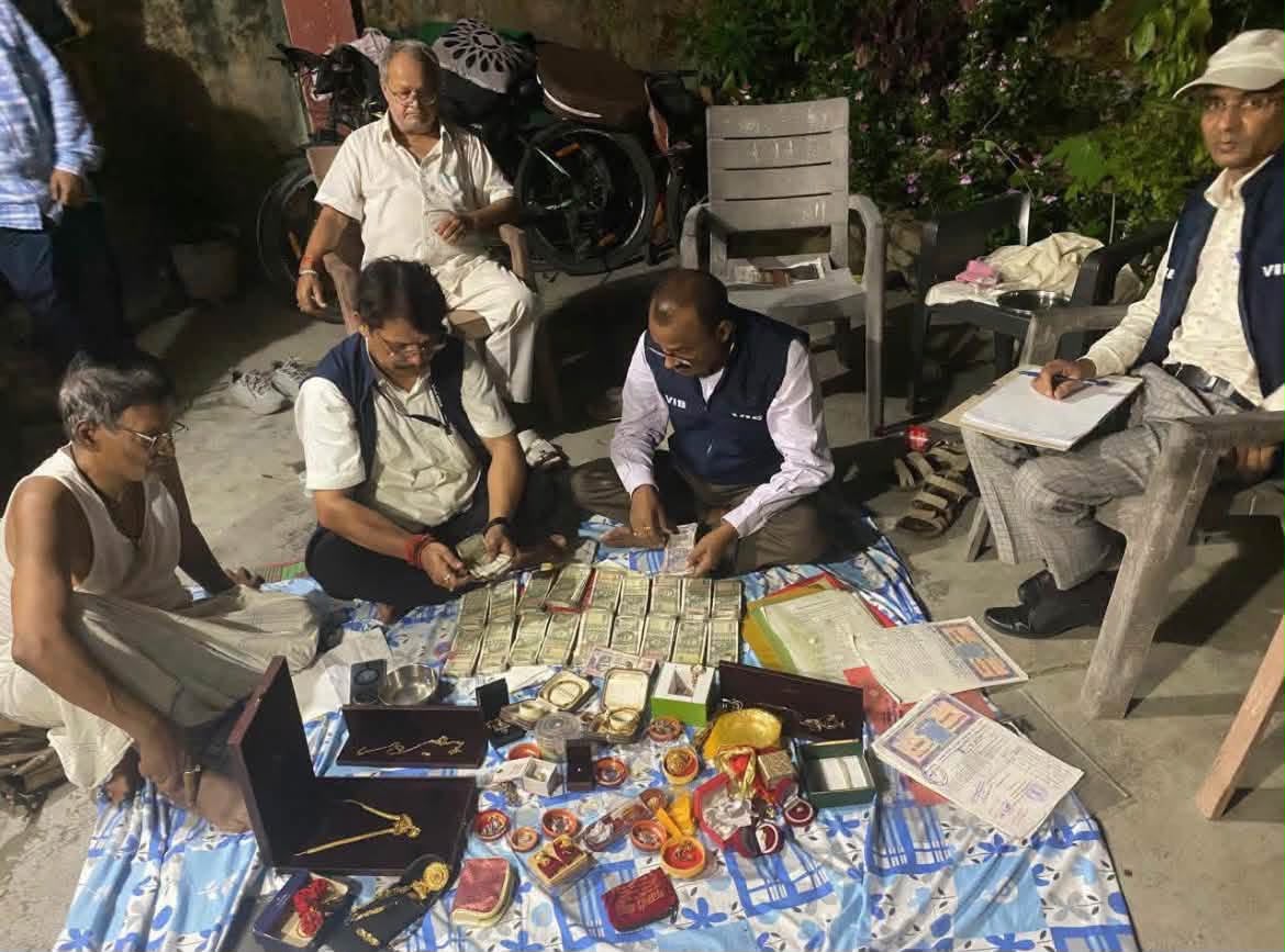 पटना में ADM सप्लाई रविंद्र कुमार दिवाकर और उनकी पत्नी के ठिकानों पर विजलेंस की रेड, भारी मात्रा में कैश और ज्वेलरी की बरामदगी 2 WhatsApp Image 2026 09 28 at 9.02.53 PM