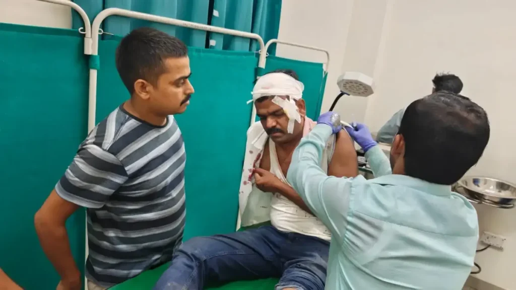 चतरा के टंडवा में आदिवासी महिला से कथित दुष्कर्म का मामला, ग्रामीणों की पत्थरबाजी में थाना प्रभारी घायल