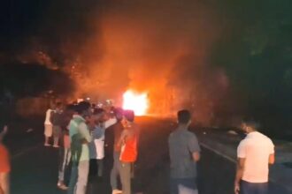 बिहार के खगड़िया में यात्रियों से भरी बस में लगी आग, नेपाल से गयाजी पितृपक्ष मेला में जा रहे थे सभी