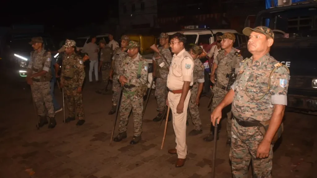 जमशेदपुर के जुगसलाई में बछड़ा चोरी को लेकर दो पक्षों में झड़प, पुलिस ने भीड़ को खदेड़ने के लिए हवाई फायरिंग और लाठीचार्ज
