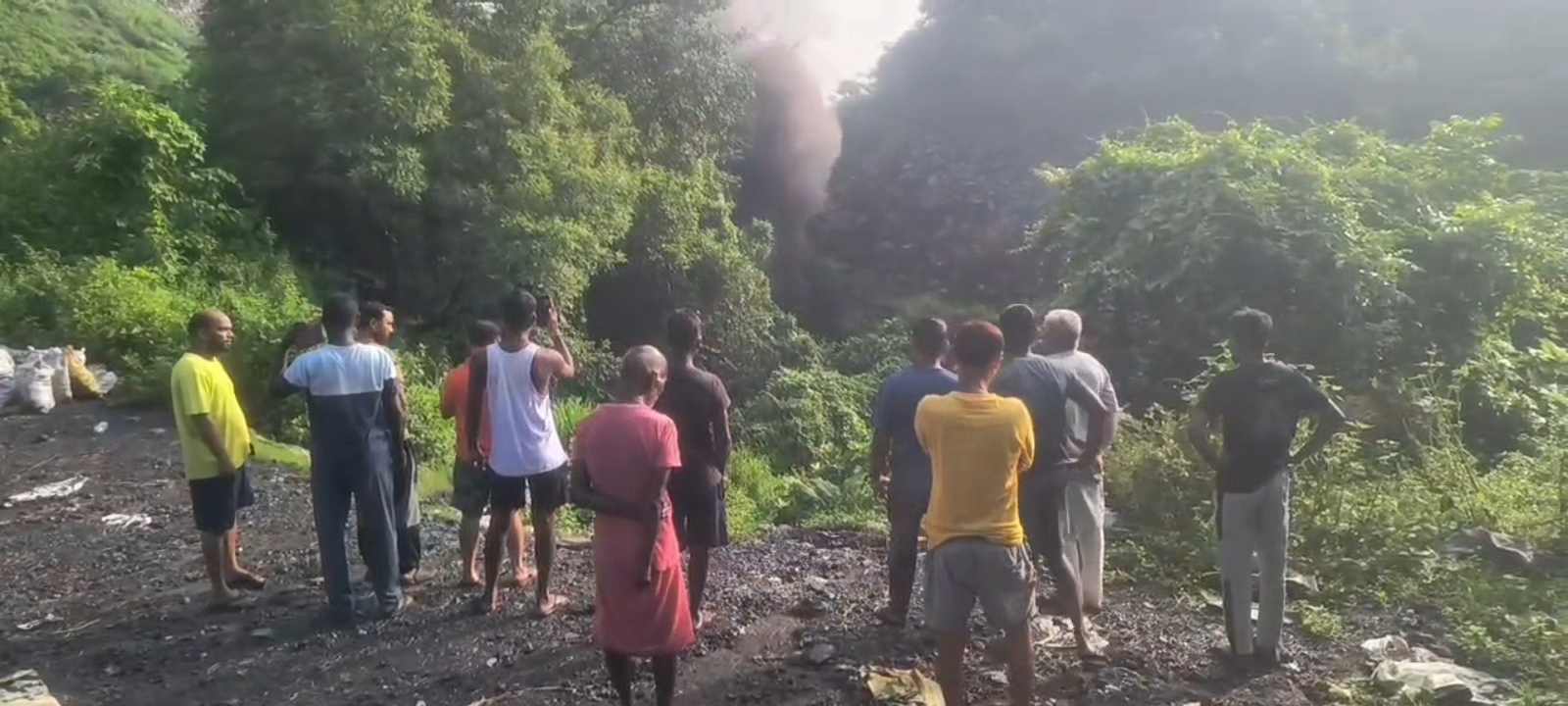 धनबाद में BCCL की बरारी छह नंबर बस्ती में धंसी जमीन,दरारों से निकला जहरीला धुआं और आग, मचा हड़कंप 2 jh dha 01 bhudhasan visbyte 7212900 03092026113858 0309f 1788415738 935